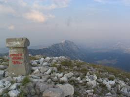 Orjen (Zubački kabao), vzadu Reovačka greda