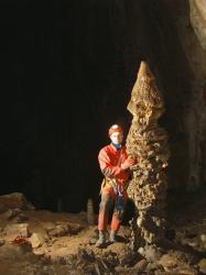 Mezi obřími stalagmity