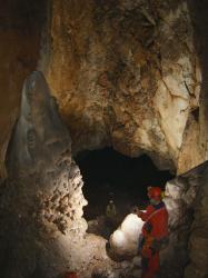 Mezi obřími stalagmity