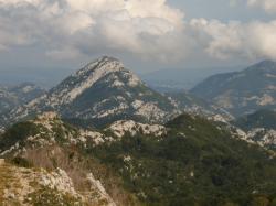 Kom, Velji vrh ze Stražniku